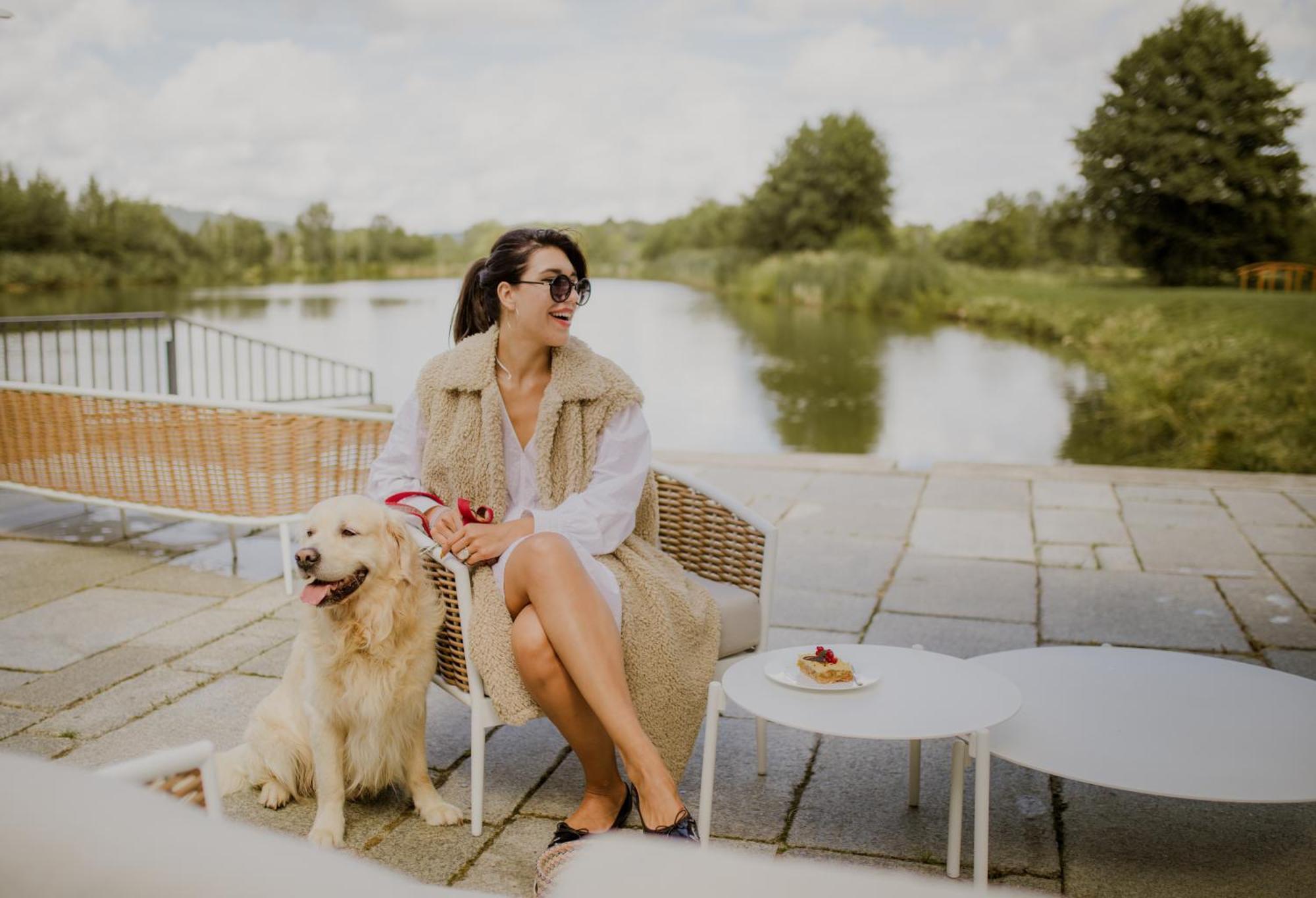 Palac Pakoszow Schlosshotel Wernersdorf Jelenia Gora Exterior photo A woman with her dog
