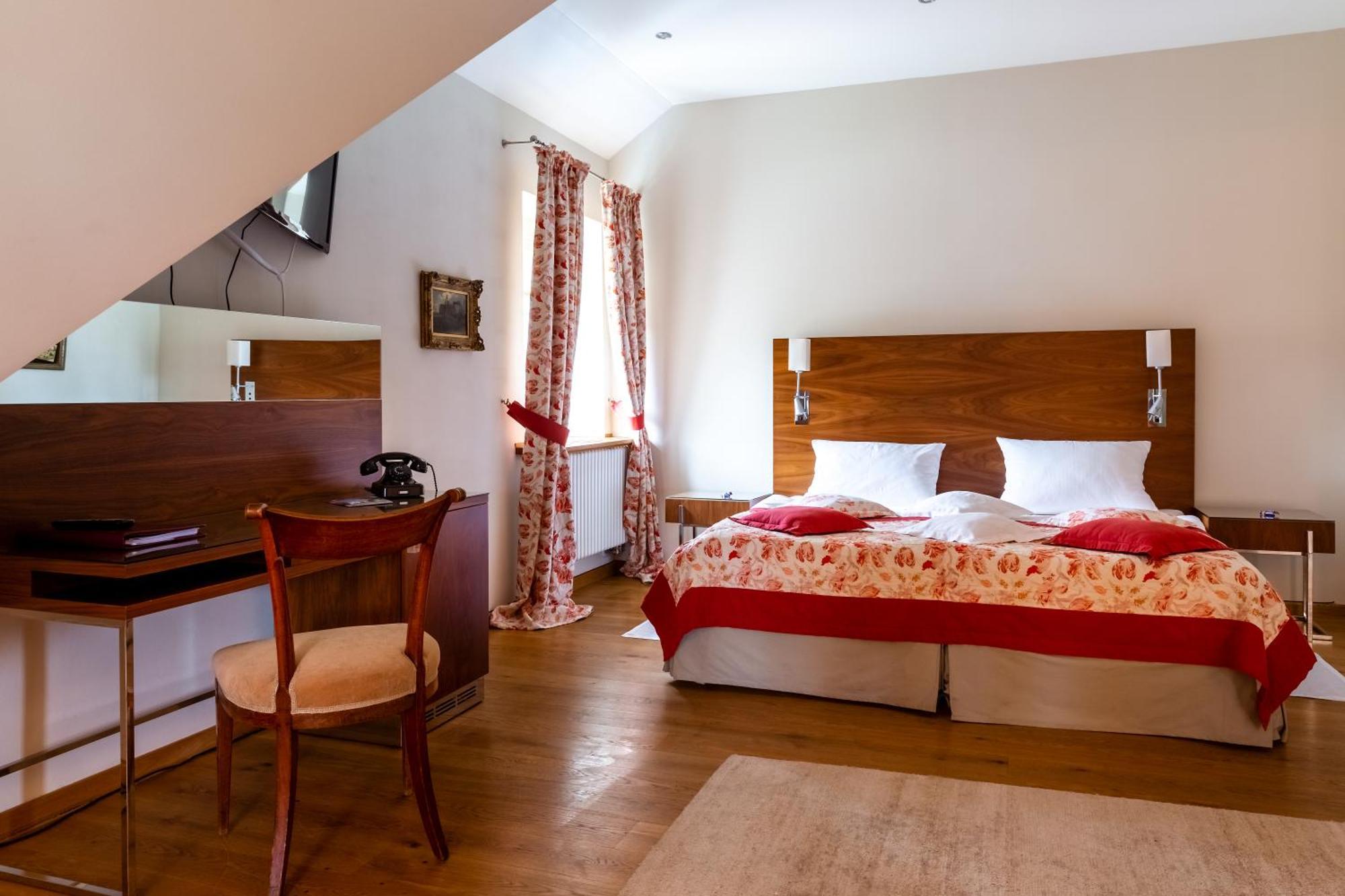 Palac Pakoszow Schlosshotel Wernersdorf Jelenia Gora Exterior photo A room at the hotel